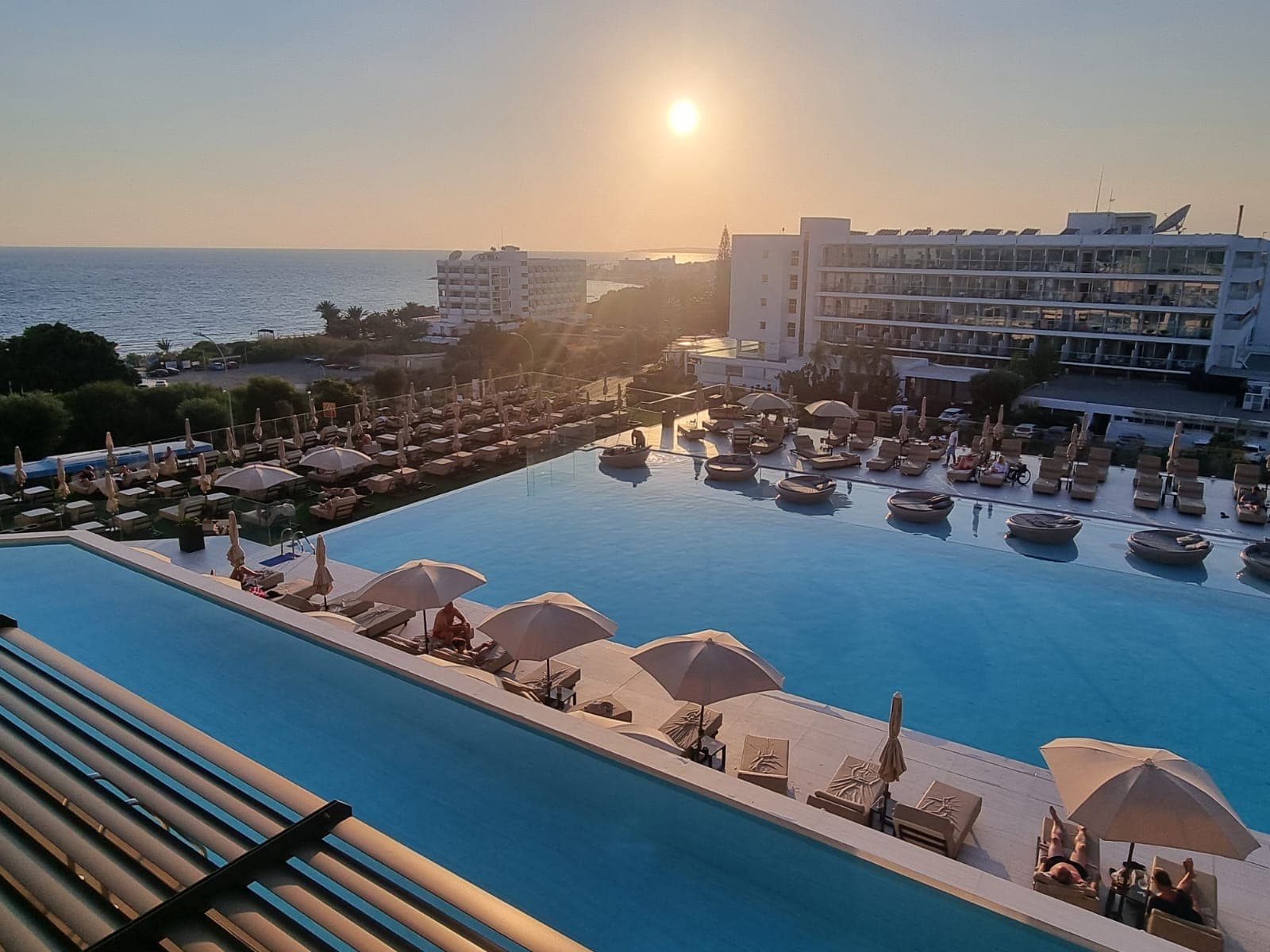 gallery.alt.infinityPoolSunset